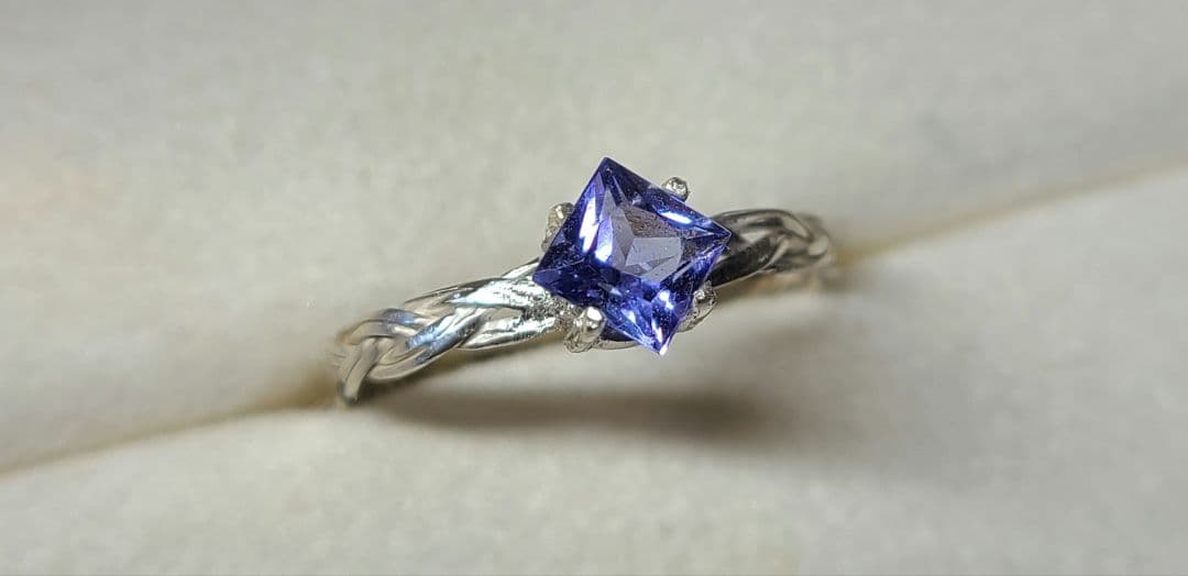 りりギラギラの煌めき美しいです♪★タンザニア産タンザナイトスクエアカット★