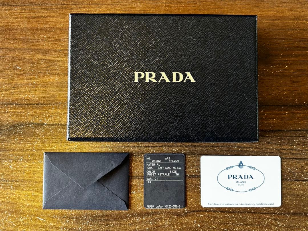 PRADA サフィアーノレザー 二つ折り財布 ライトブルー