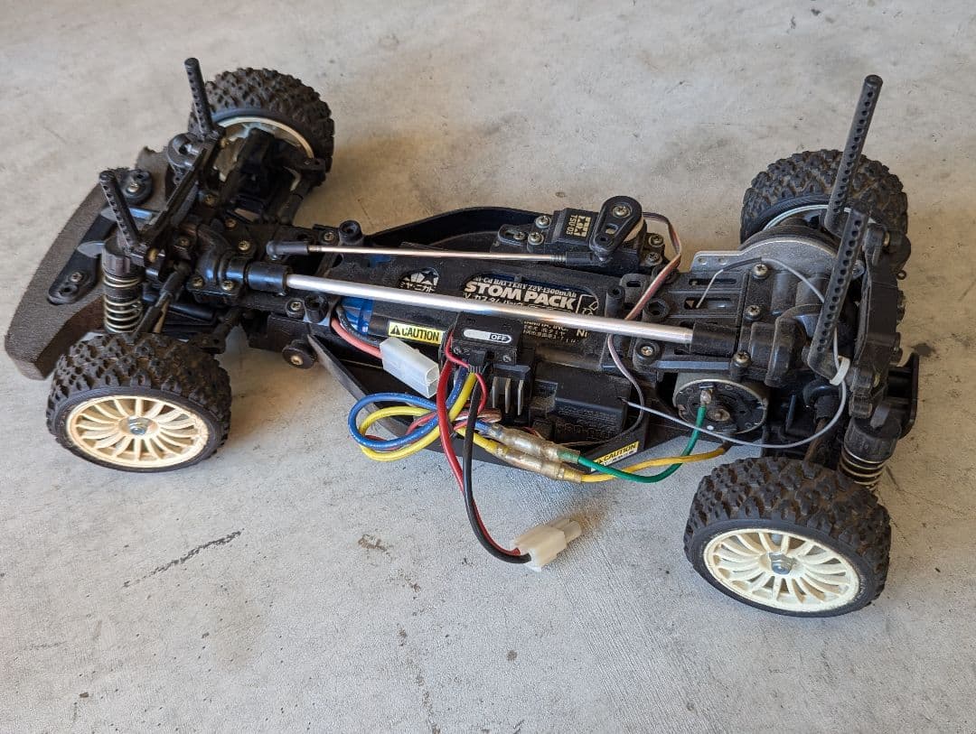 ホビーラジコン ブラックシャーシ ホワイトホイール