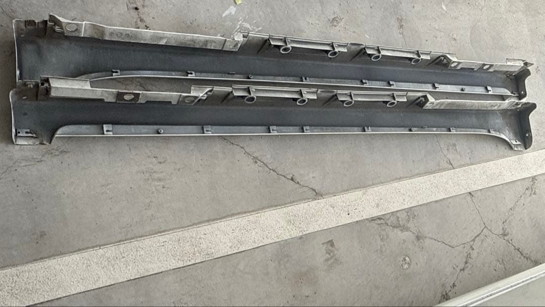 30プリウス 後期　純正左右サイドスカート