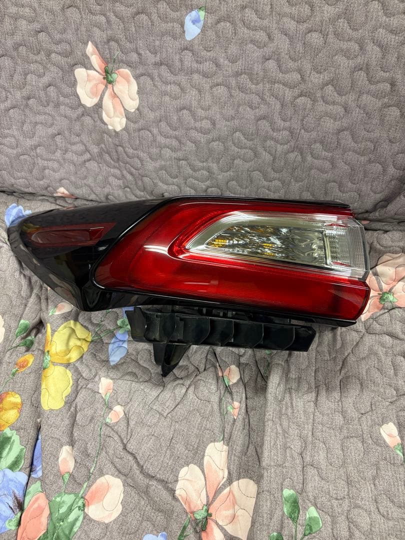 トヨタAVU65ハリアー Rコンビネーションランプ