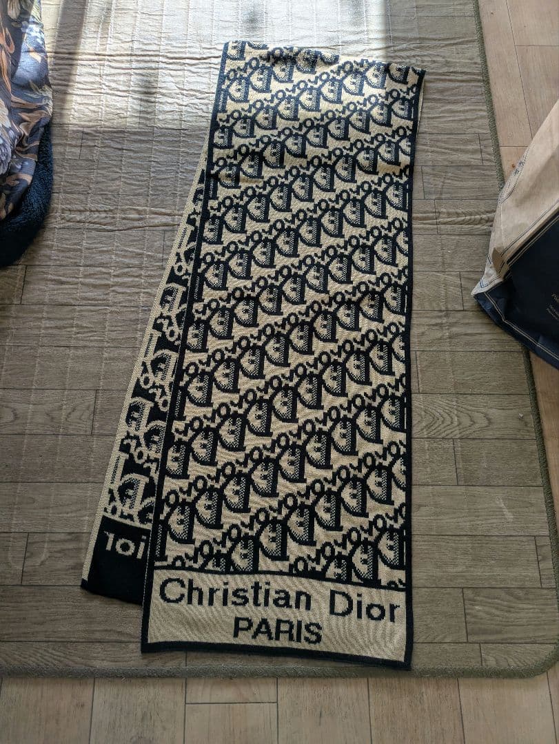 数回使った暖かいChristian Dior マフラー ベージュと黒