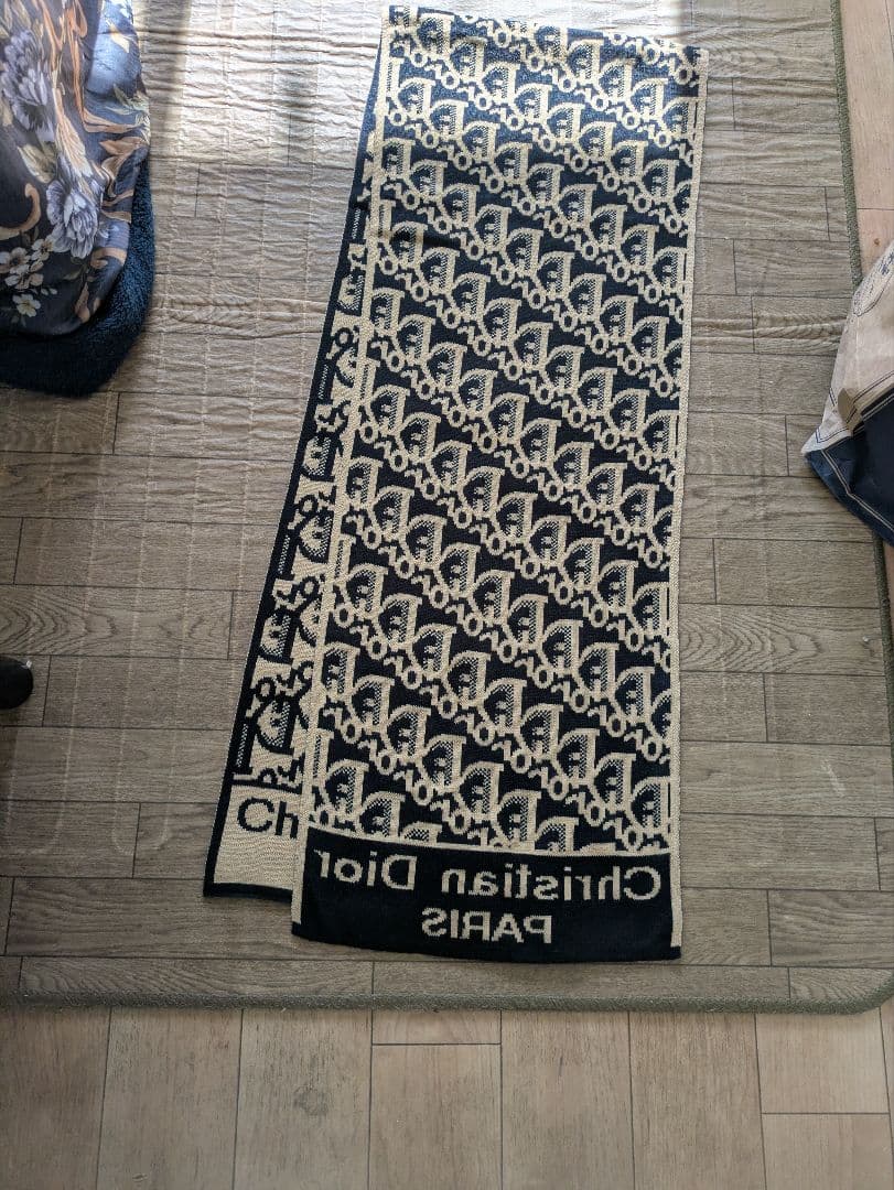 数回使った暖かいChristian Dior マフラー ベージュと黒