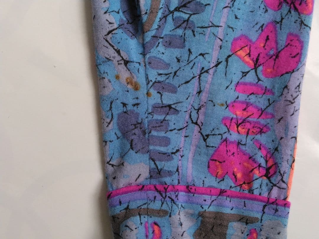 青とピンクの花柄タートルネックワンピース