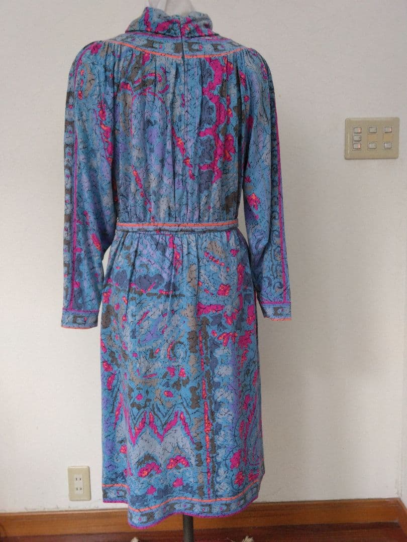 青とピンクの花柄タートルネックワンピース