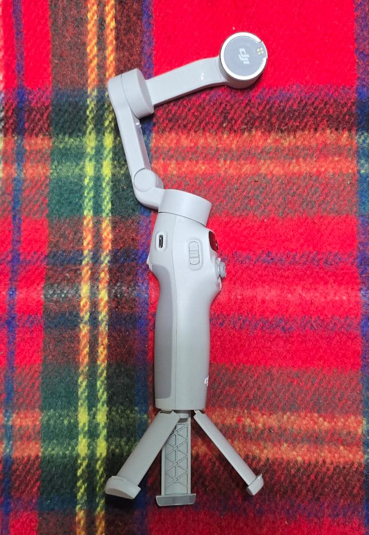 新製品 DJI Osmo Mobile 7 三脚内蔵 スマートフォンジンバル