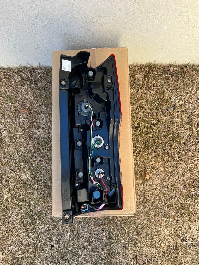 キャラバン NV350 テールランプ 左右セット　E26