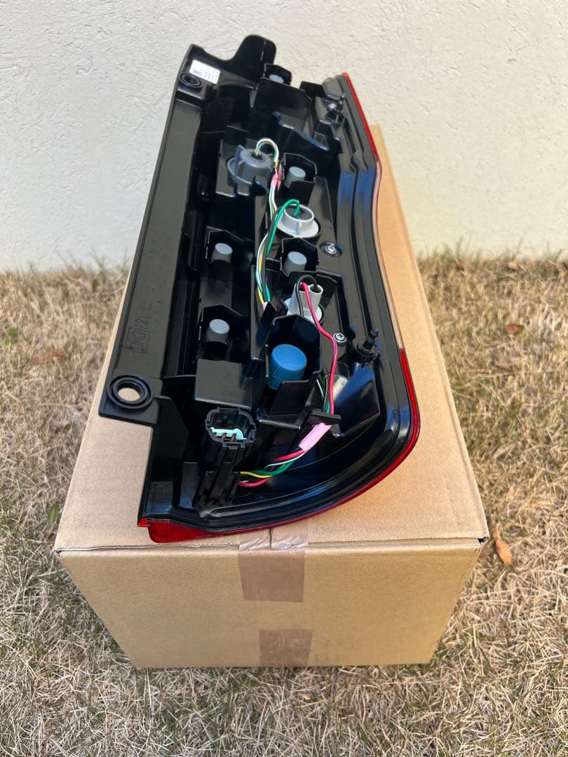 キャラバン NV350 テールランプ 左右セット　E26