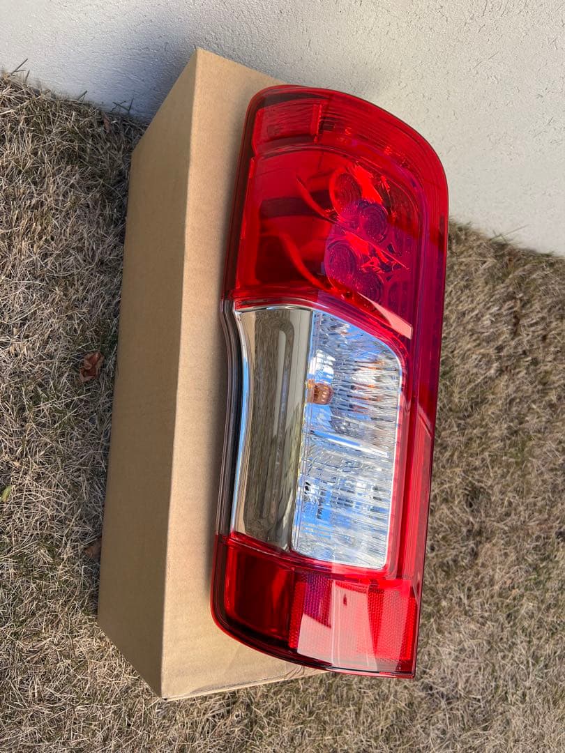 キャラバン NV350 テールランプ 左右セット　E26