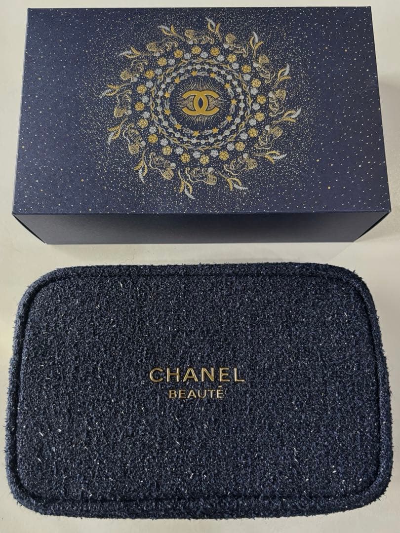 CHANEクリスマス 2025 限定ポーチ付き