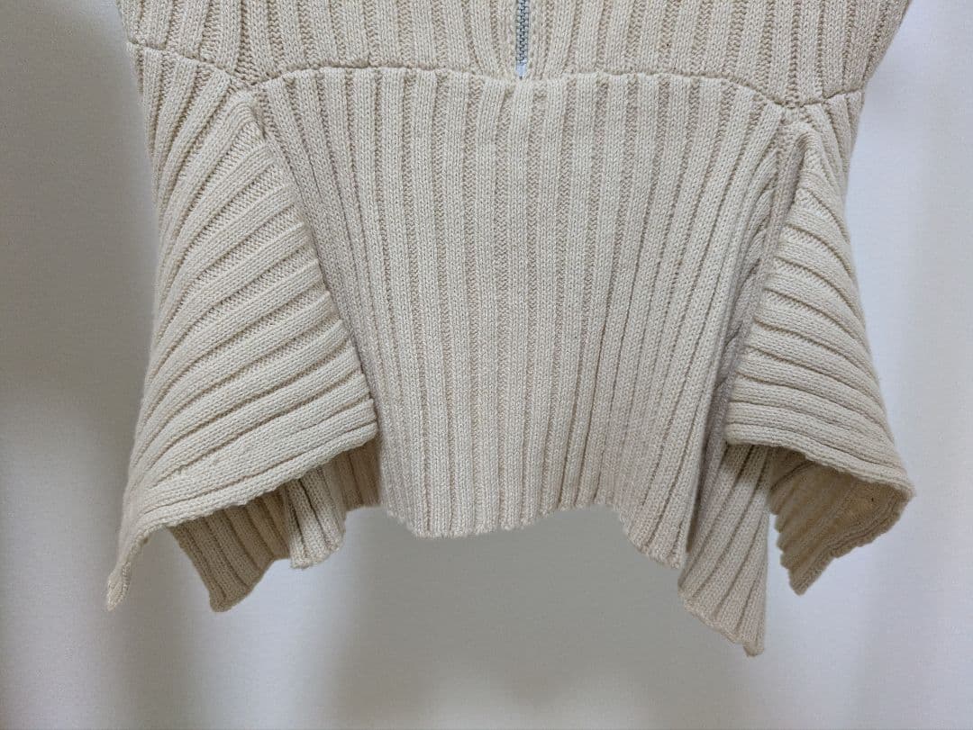 PINUE ピヌエ　ペプラムヘムニットセットアップ アイボリー