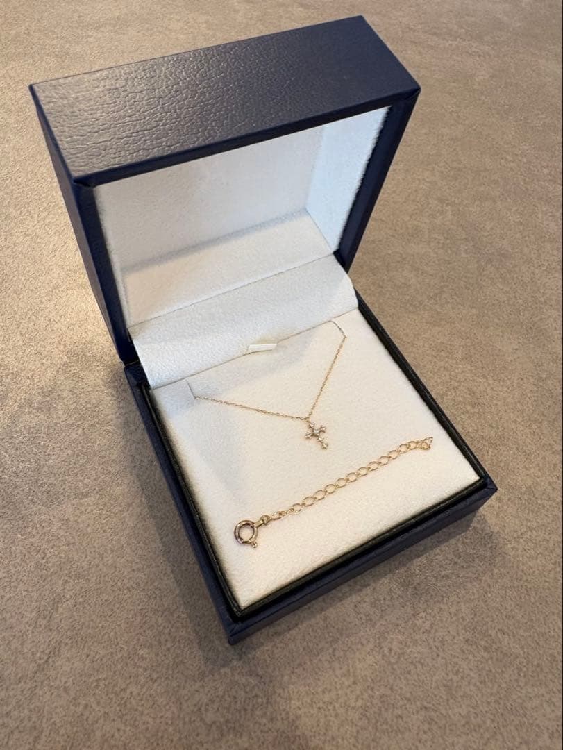 AHKAH シェリー クロス ネックレス　ダイヤモンド　Ｋ１８　アジャスター付