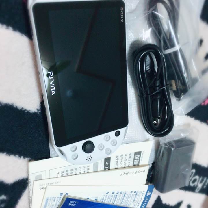 PS VITA 2000 本体