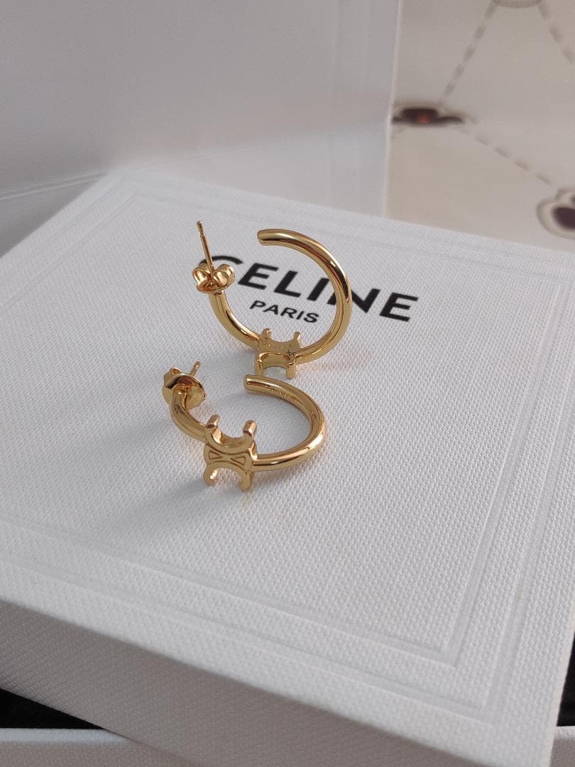 トリオンフ アシンメトリックフープ ピアス　 金色