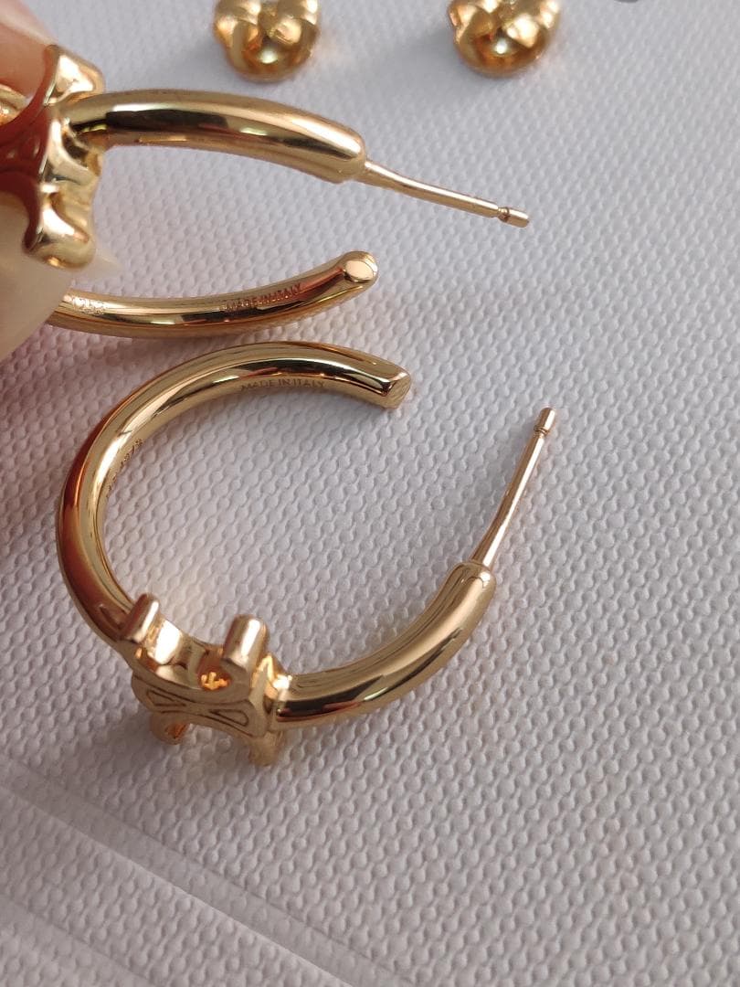 トリオンフ アシンメトリックフープ ピアス　 金色