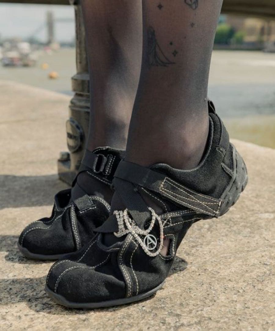 Foundry Mews スウェードシューズ チャーム付き