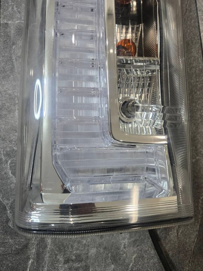 LA600S 　ダイハツ　タント　カスタム　テールランプ　助手席