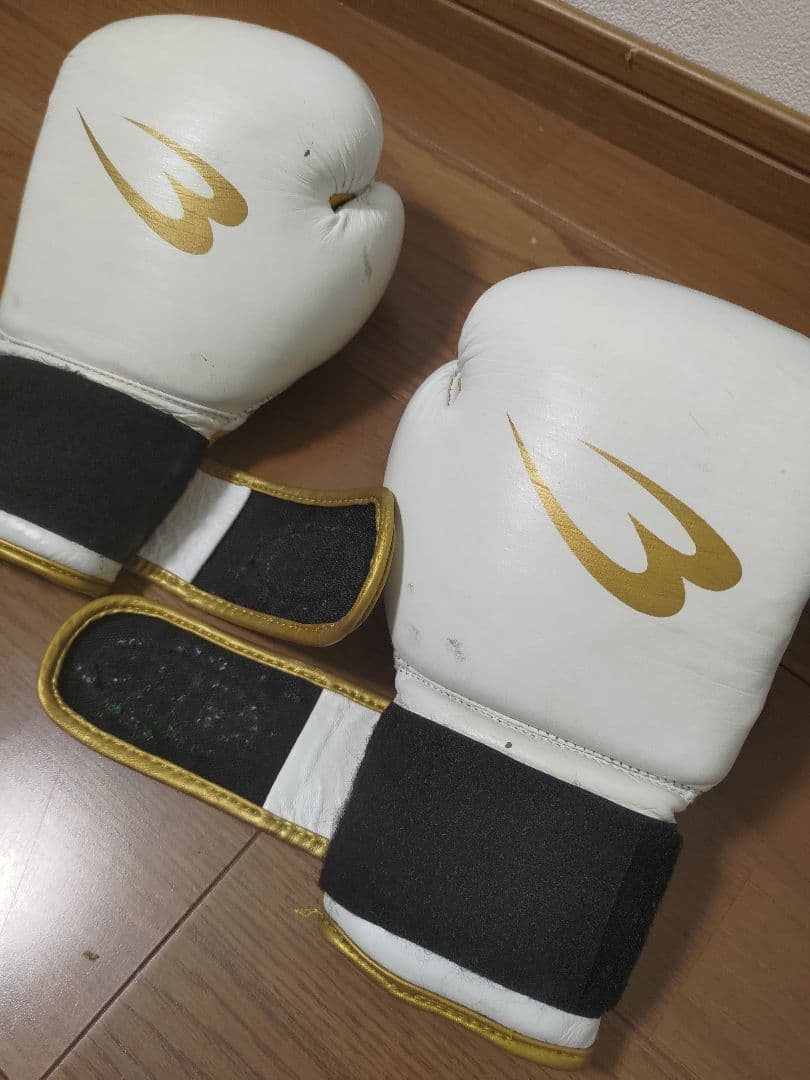 ボディメーカーボクシンググローブ 4個セット ホワイト ブラック