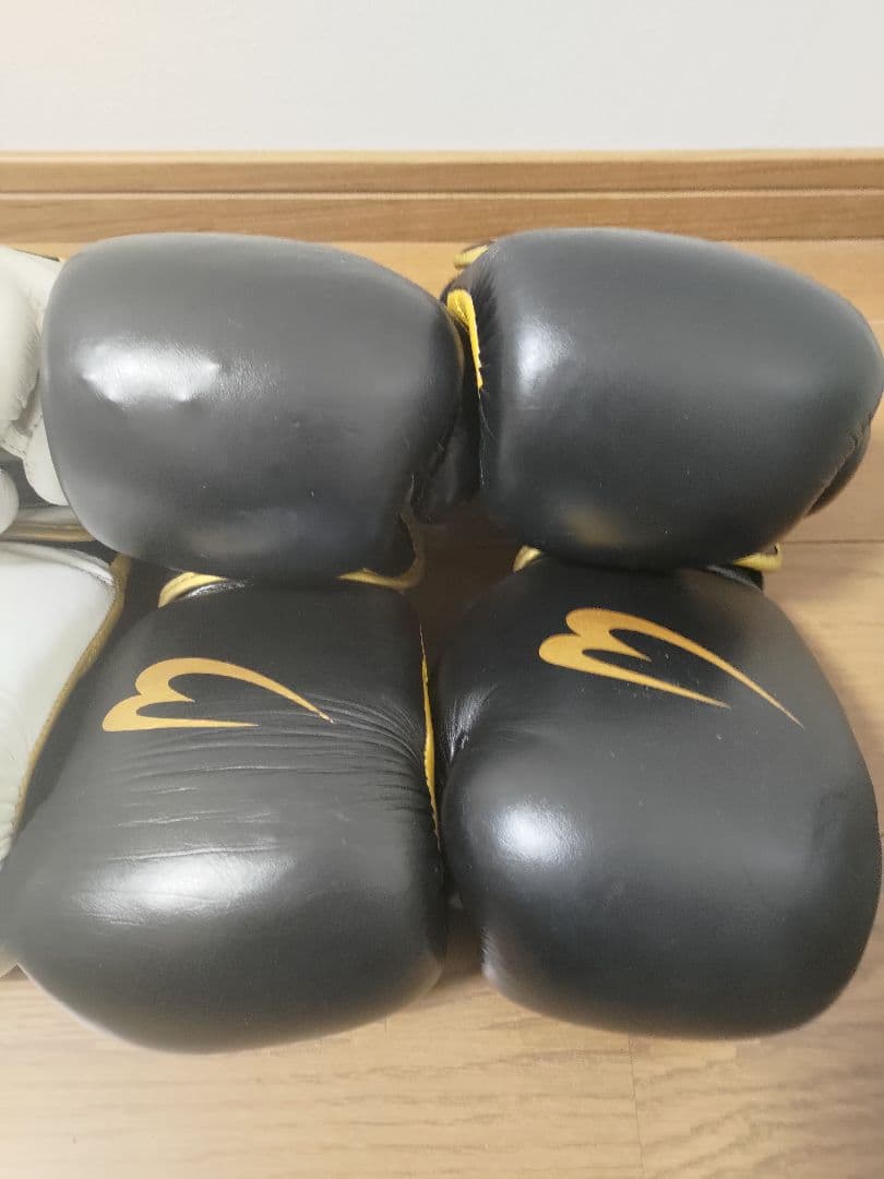 ボディメーカーボクシンググローブ 4個セット ホワイト ブラック