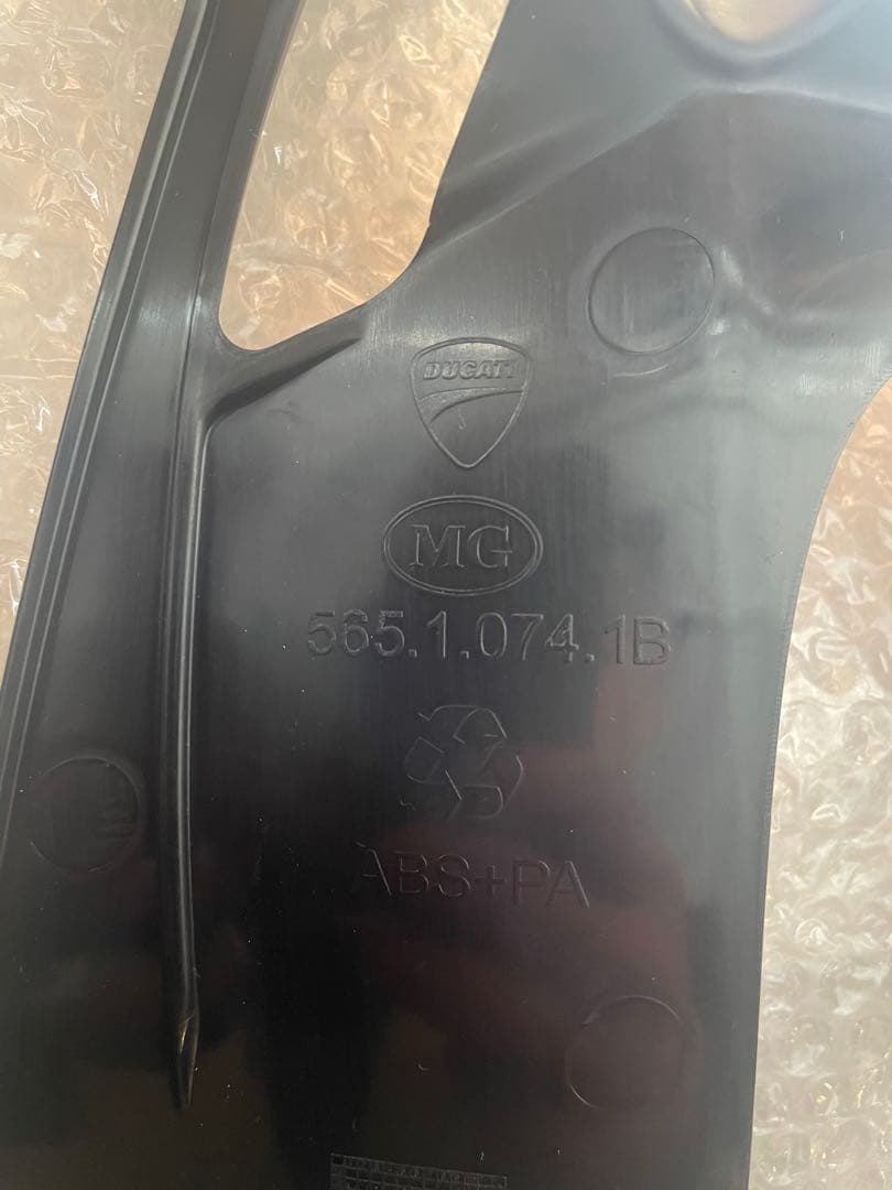 ドゥカティスクランブラーリアフェンダー