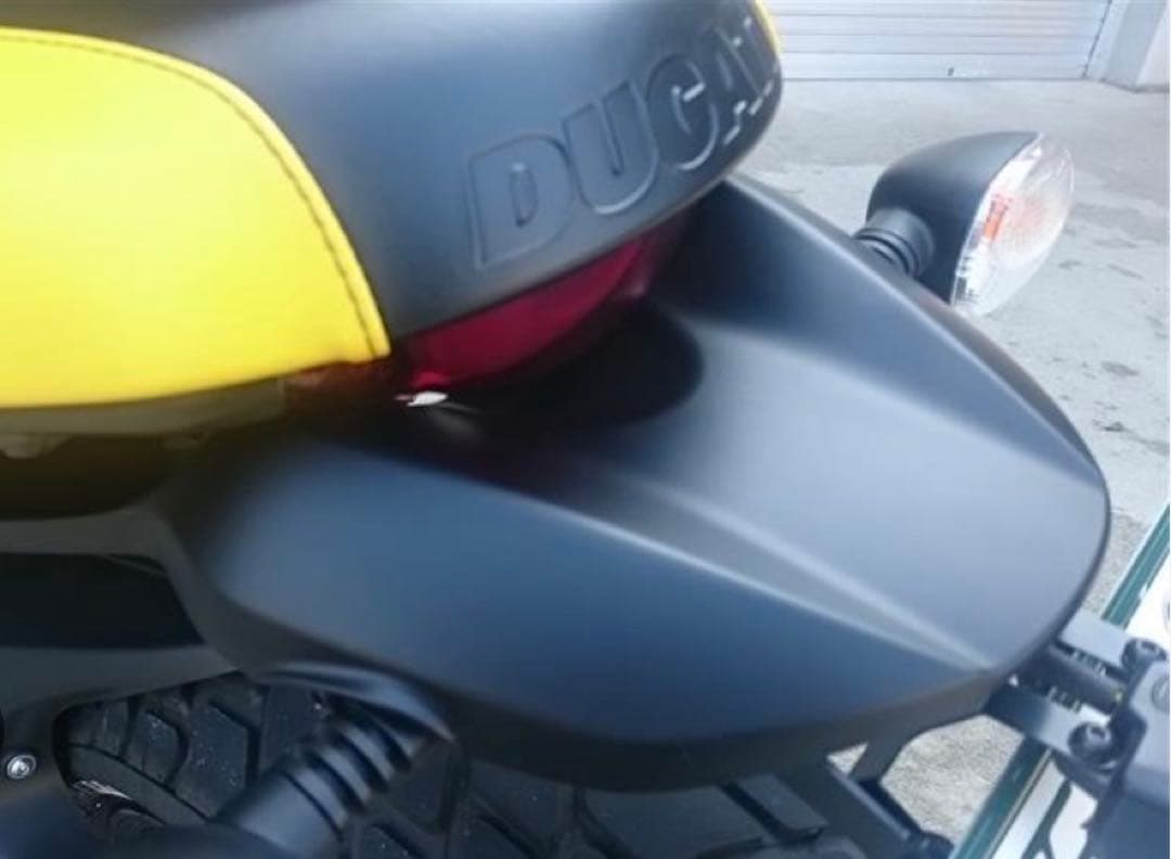 ドゥカティスクランブラーリアフェンダー