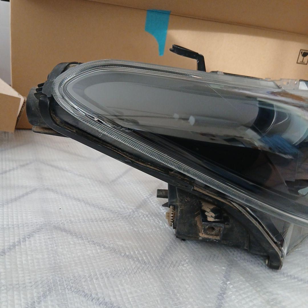 トヨタ　カローラフィルダー　運転席側ヘッドライト中古KOITO12-657