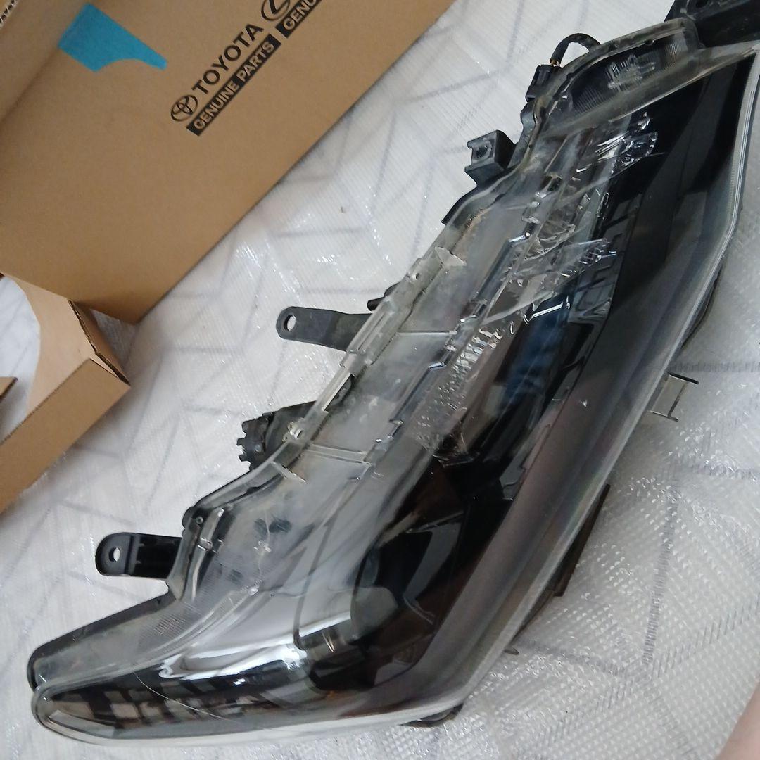 トヨタ　カローラフィルダー　運転席側ヘッドライト中古KOITO12-657
