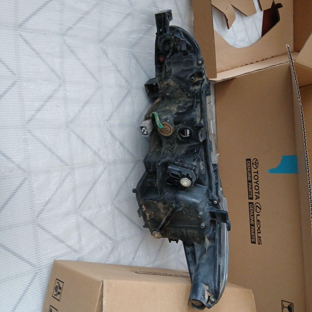 トヨタ　カローラフィルダー　運転席側ヘッドライト中古KOITO12-657