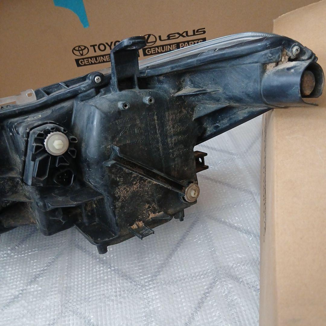 トヨタ　カローラフィルダー　運転席側ヘッドライト中古KOITO12-657