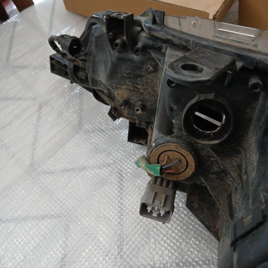 トヨタ　カローラフィルダー　運転席側ヘッドライト中古KOITO12-657