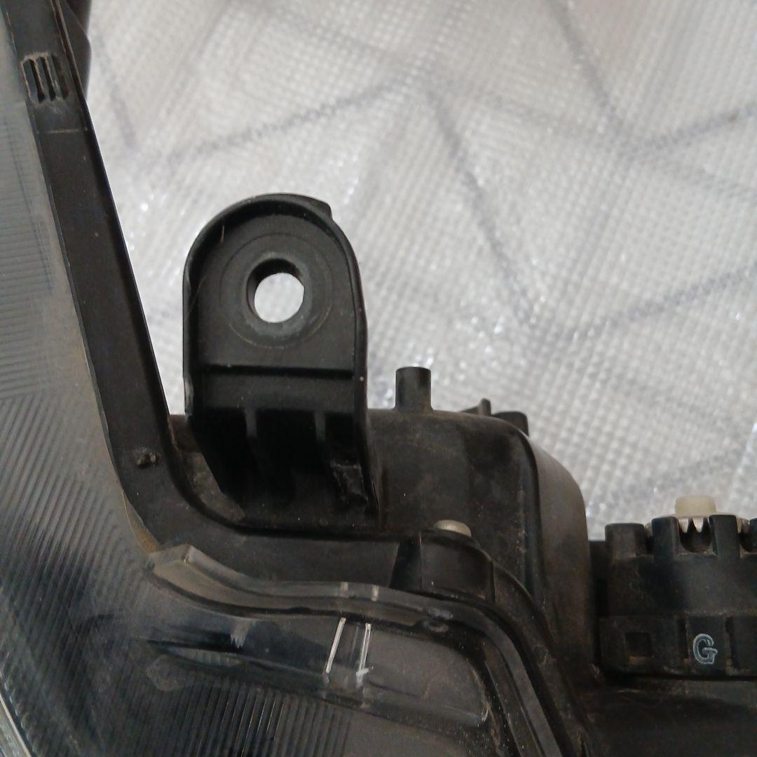 トヨタ　カローラフィルダー　運転席側ヘッドライト中古KOITO12-657