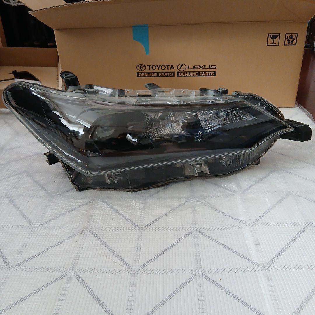 トヨタ　カローラフィルダー　運転席側ヘッドライト中古KOITO12-657