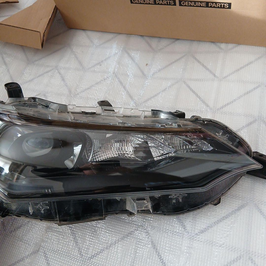 トヨタ　カローラフィルダー　運転席側ヘッドライト中古KOITO12-657