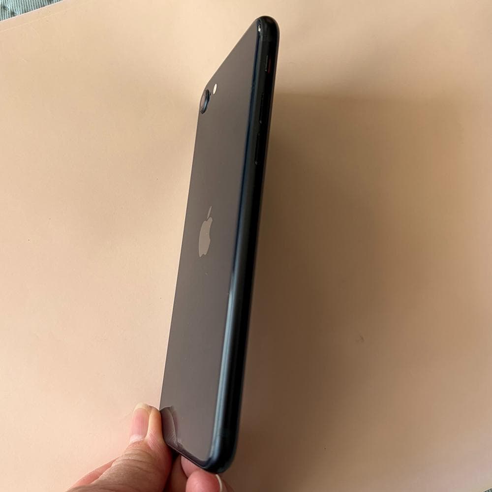 た*う様 美品 iPhoneSE 第3世代 SIMフリー ミッドナイト 64GB