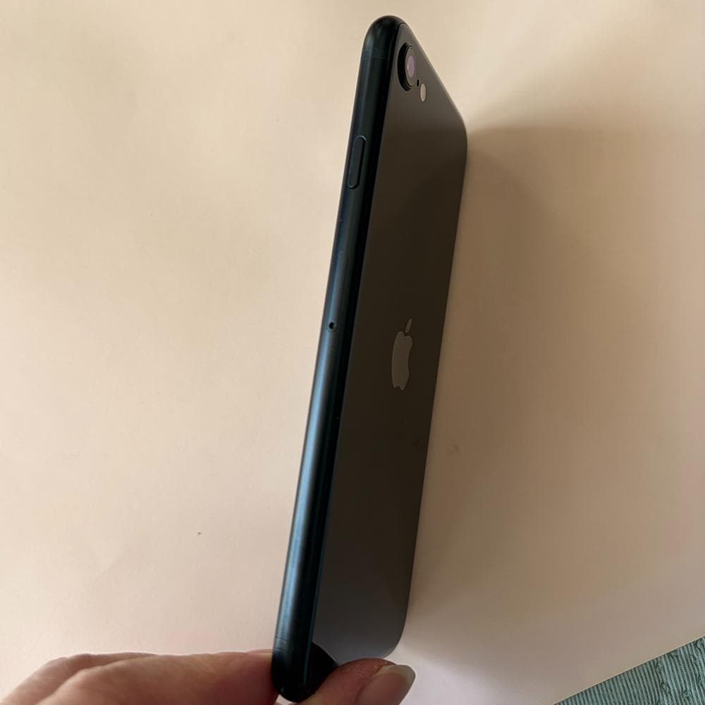 た*う様 美品 iPhoneSE 第3世代 SIMフリー ミッドナイト 64GB