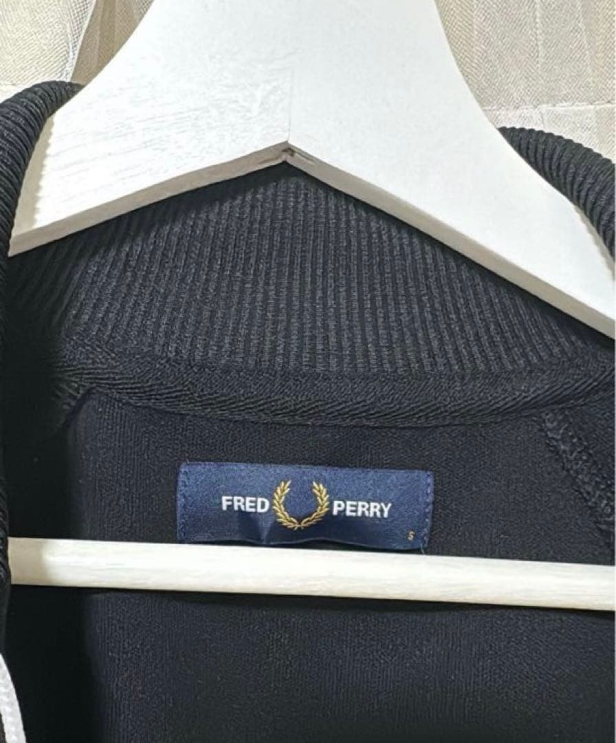 Fred Perry フレッドペリー　トラックジャケット　黒(Sサイズ)
