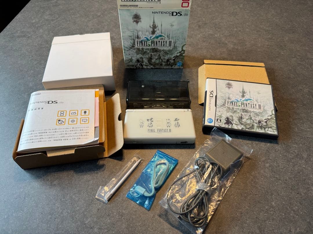 美品 NINTENDO DS LITE FF3 クリスタルエディション レア
