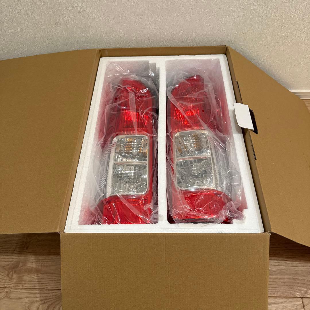 ハイエース8型　純正リアテールランプ　新車取り外し品