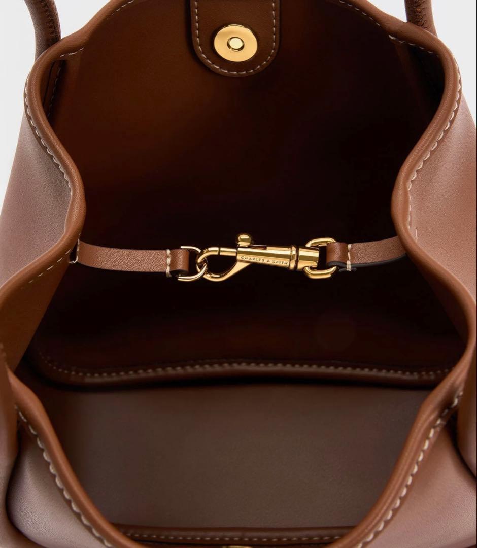 CHARLES & KEITH ミニライラ チューブラートートバッグチョコレート