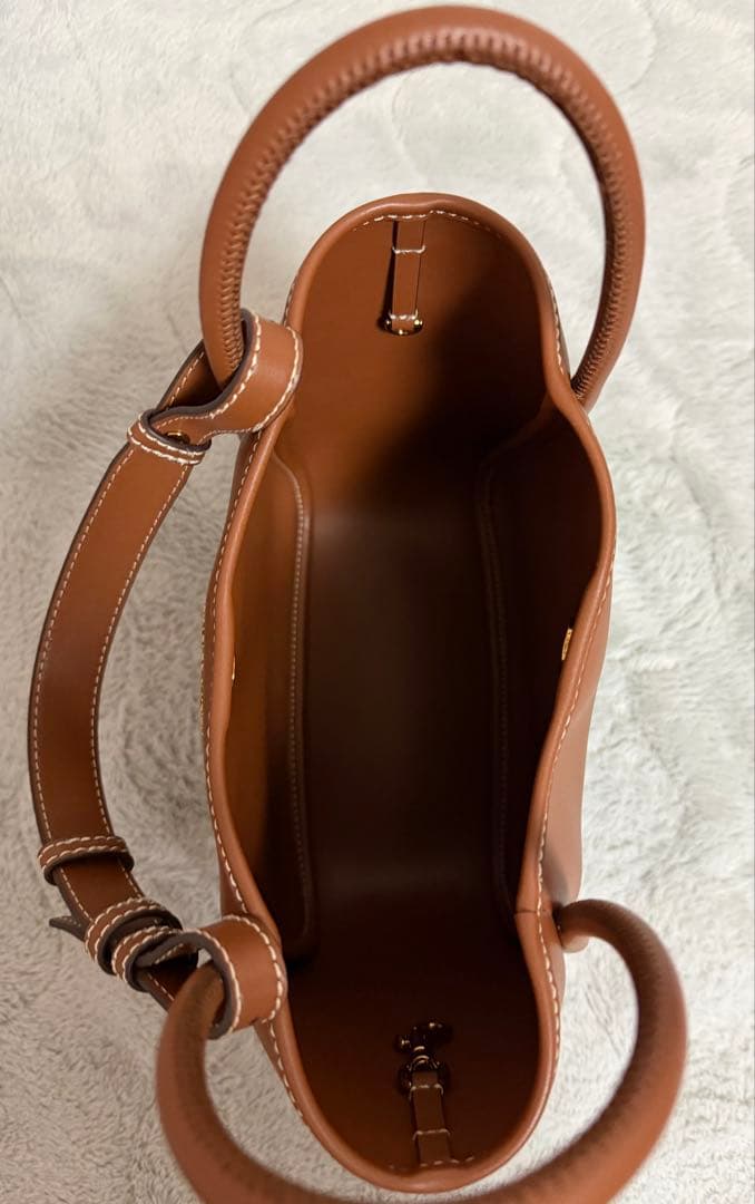 CHARLES & KEITH ミニライラ チューブラートートバッグチョコレート