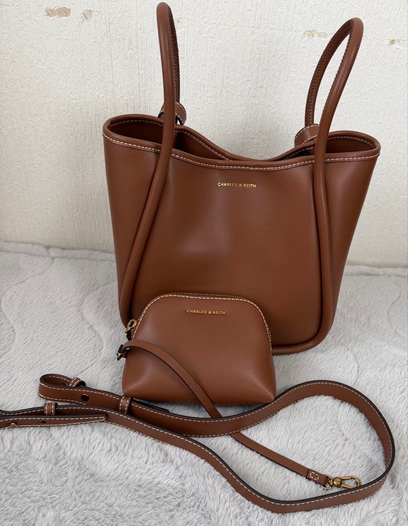 CHARLES & KEITH ミニライラ チューブラートートバッグチョコレート