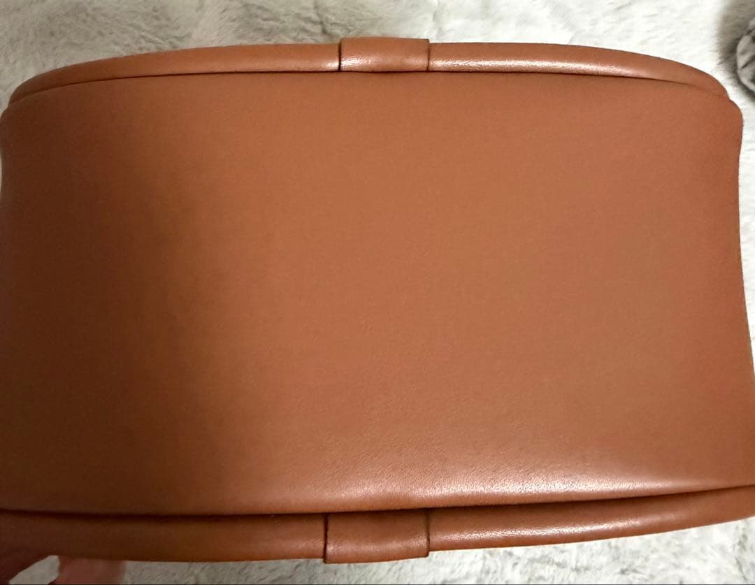 CHARLES & KEITH ミニライラ チューブラートートバッグチョコレート