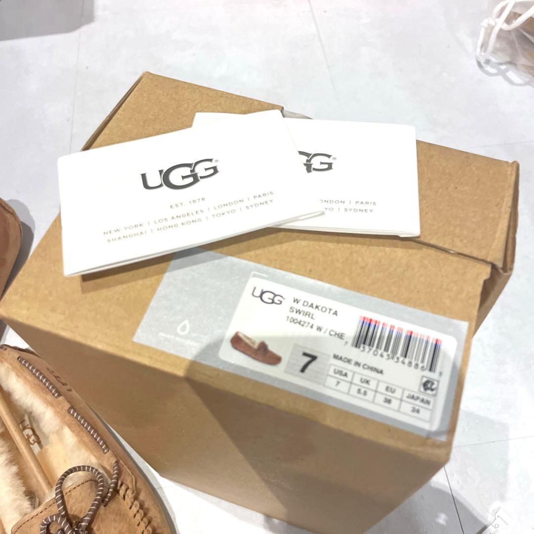 【値下げ中】UGG ムートンシューズ　未使用　7 W DAKOTA SWIRL