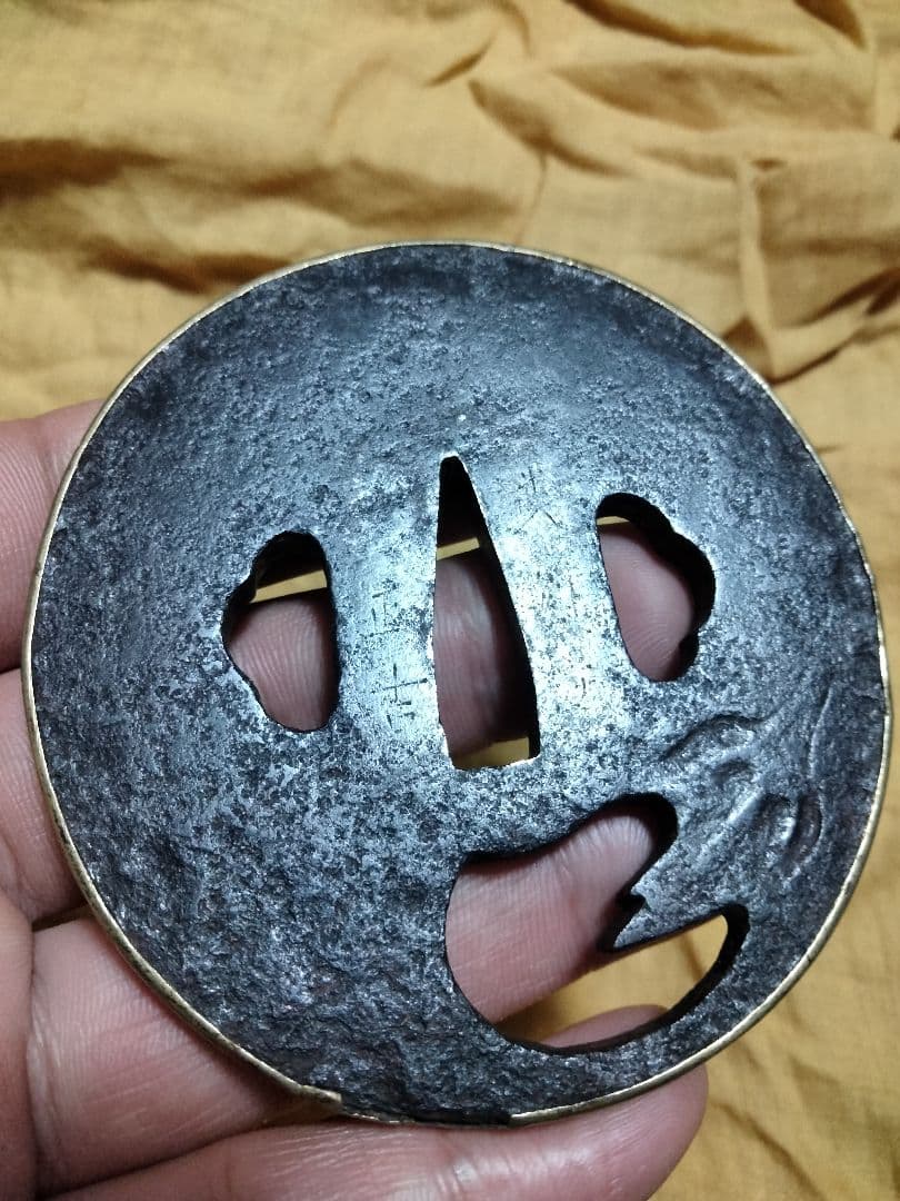 鉄鍔　鐔　(武州住正吉　茄子透かし)　江戸時代　覆輪