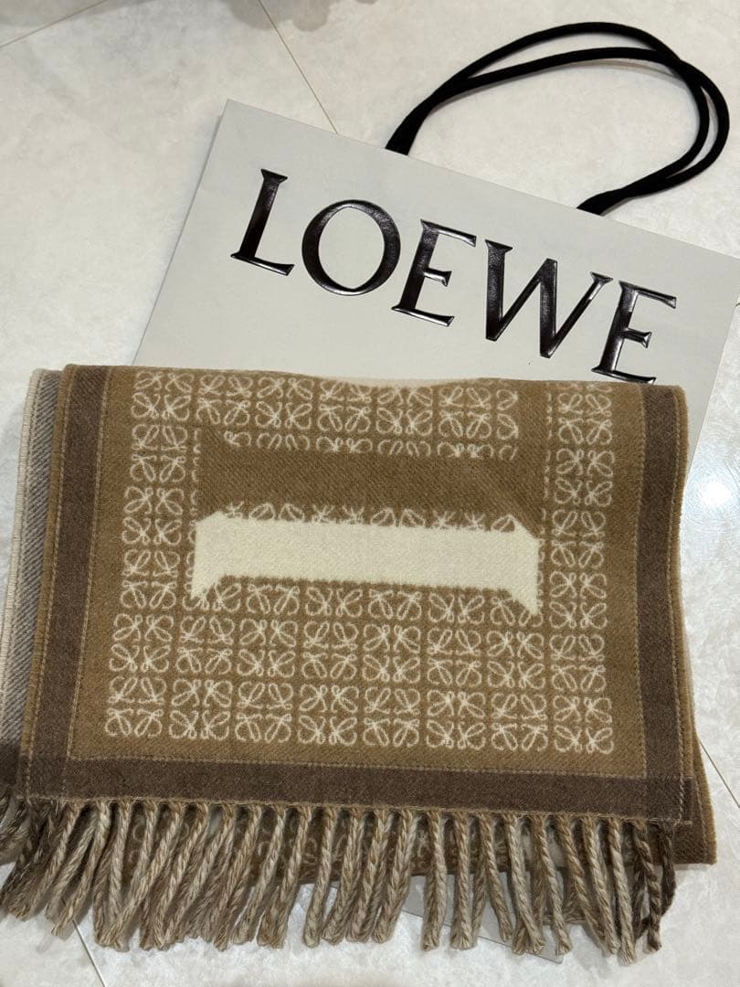 LOEWE マフラー　未使用❤️