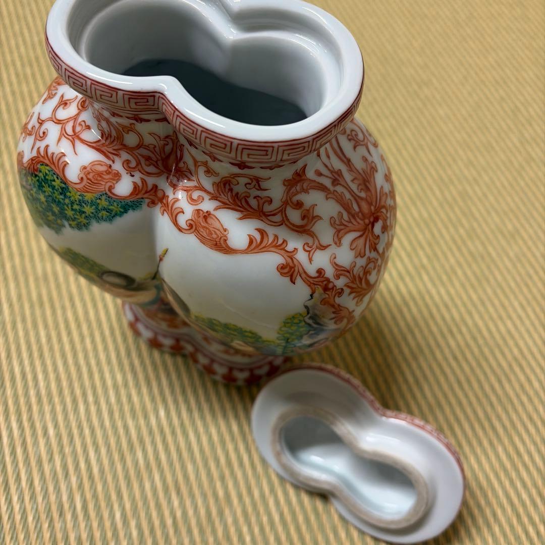 ト*ロ様 古典的な絵柄の陶器の壺