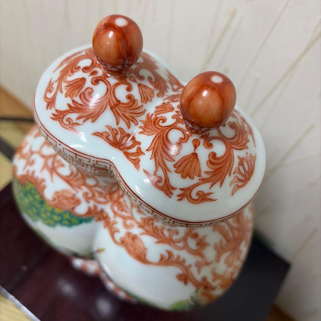 ト*ロ様 古典的な絵柄の陶器の壺