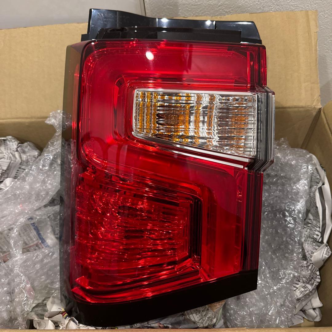 三菱デリカD5 CV1W後期純正　左側テールランプ