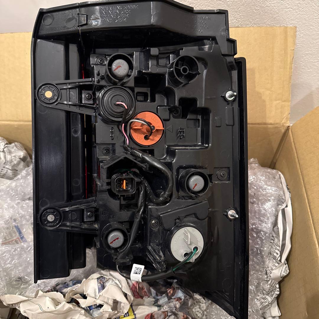 三菱デリカD5 CV1W後期純正　左側テールランプ