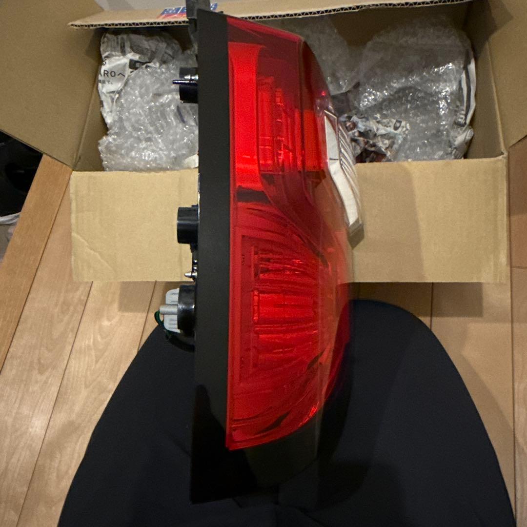 三菱デリカD5 CV1W後期純正　左側テールランプ